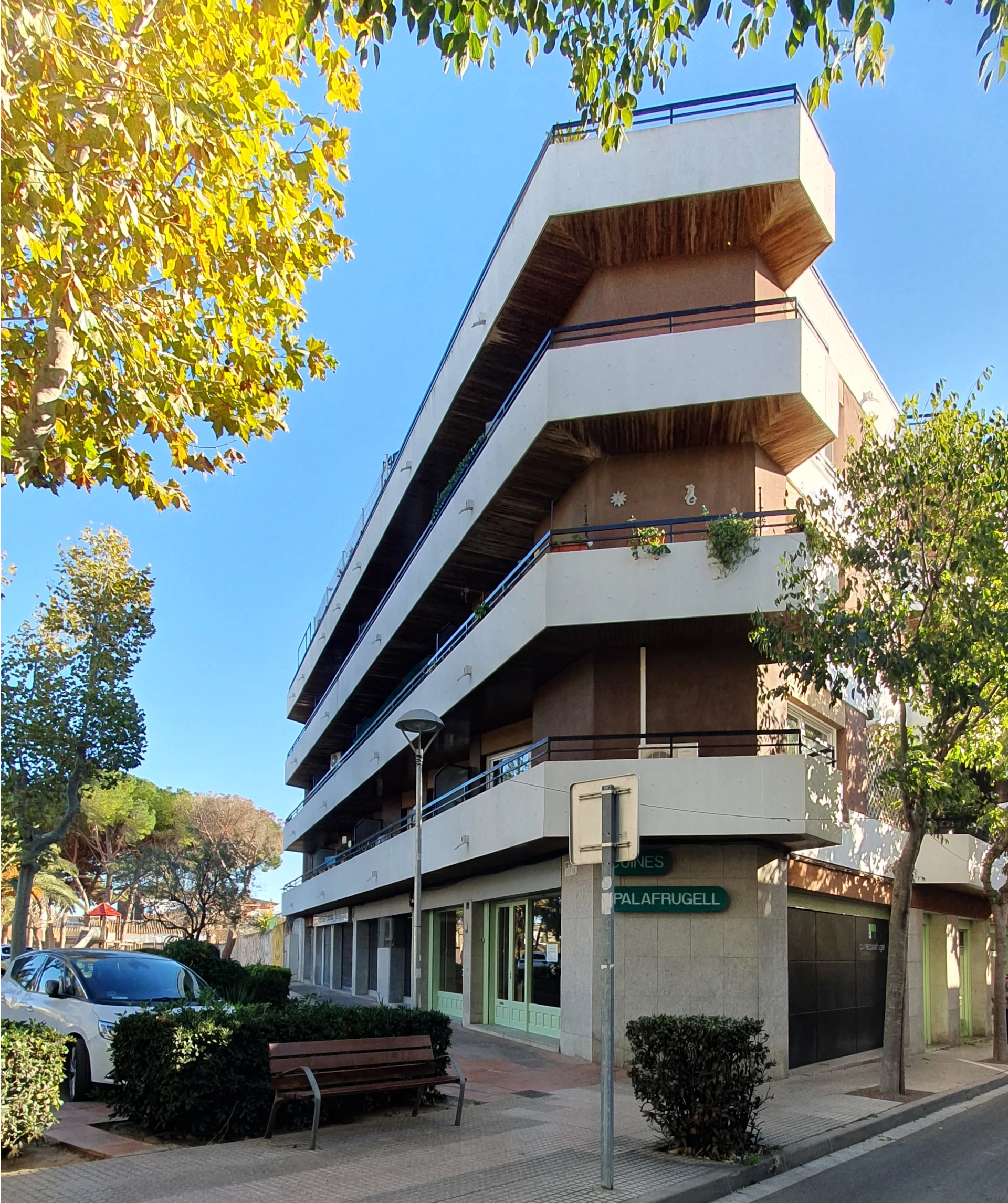 Façana urbana d’un edifici residencial rehabilitat