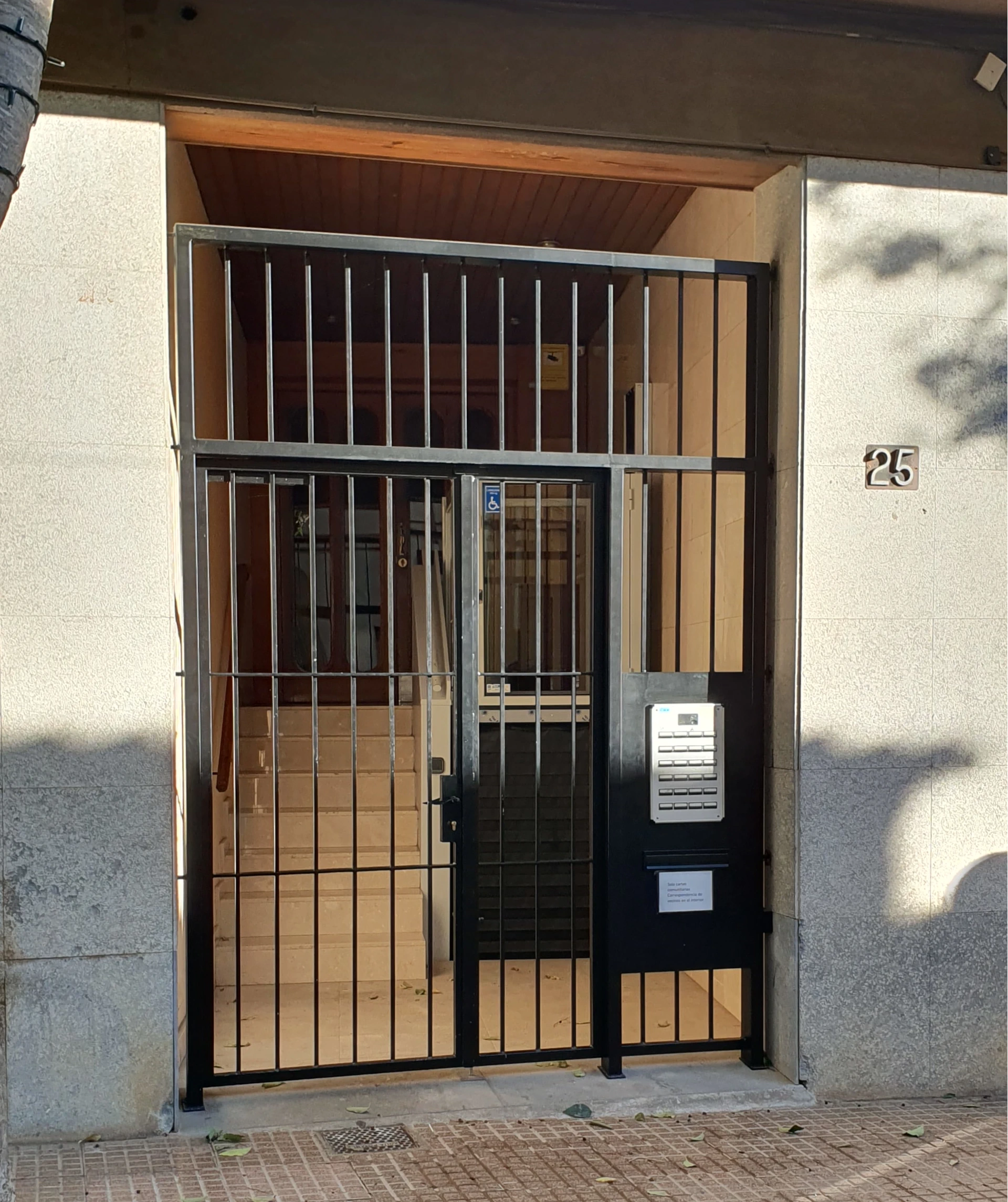 Rehabilitació d'una entrada dirigida per un arquitecte tècnic